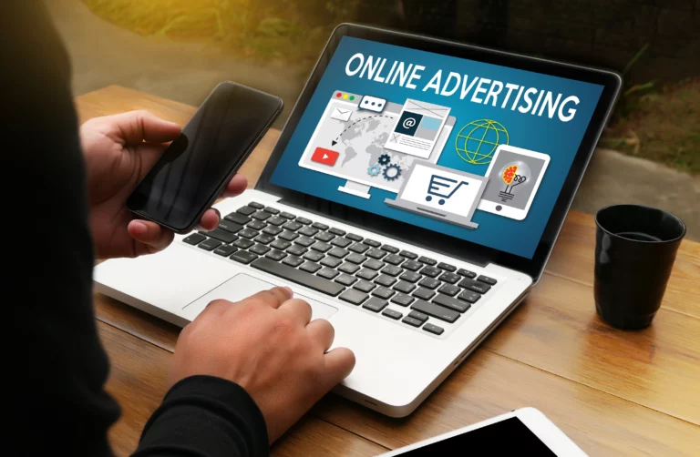 Consulente We4 che analizza dati per campagne pubblicitarie.