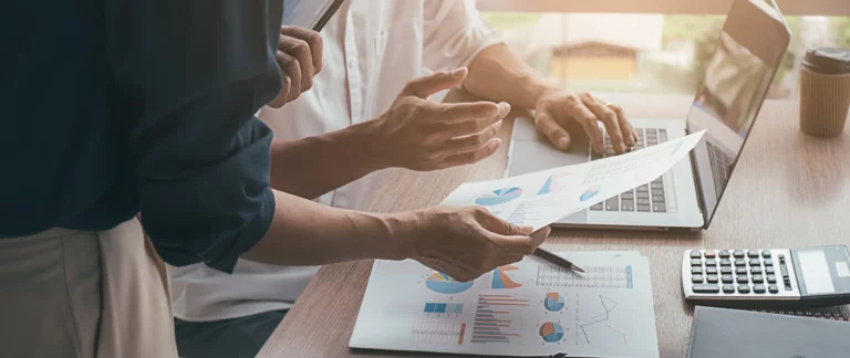 Consulente We4 che analizza dati per campagne pubblicitarie.